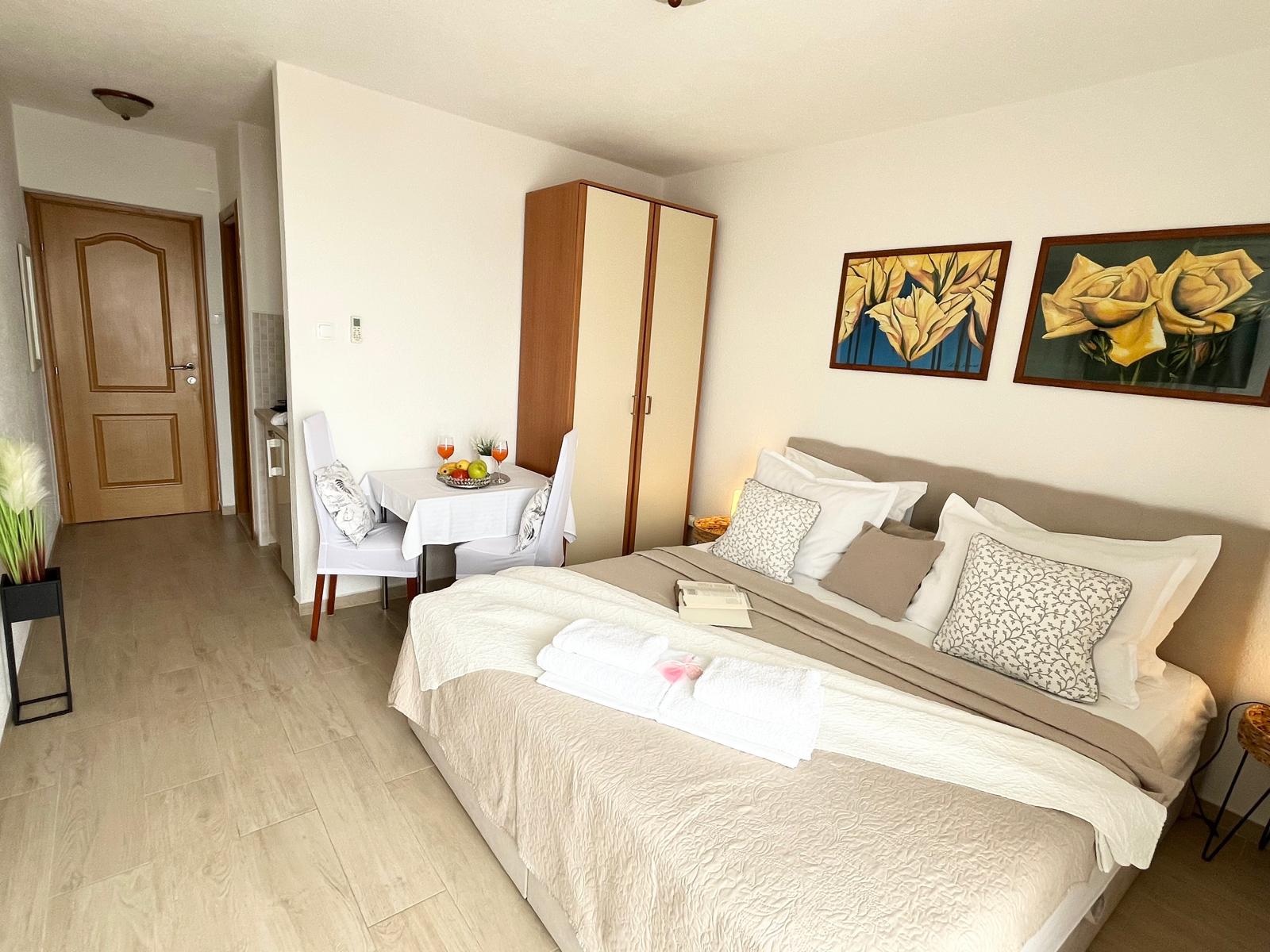 4-Person Big Apartment